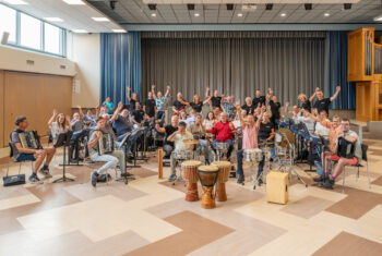 Groepsfoto alle deelnemers binnen - Fotografe Saskia Siteur