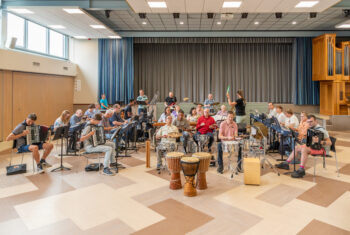 Groepsfoto repetitie binnen - Fotografe Saskia Siteur